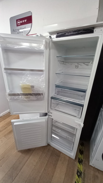 Grade A Bosch KIN86VSE0G, Built-in fridge-freezer with freezer at bottom - BB7838