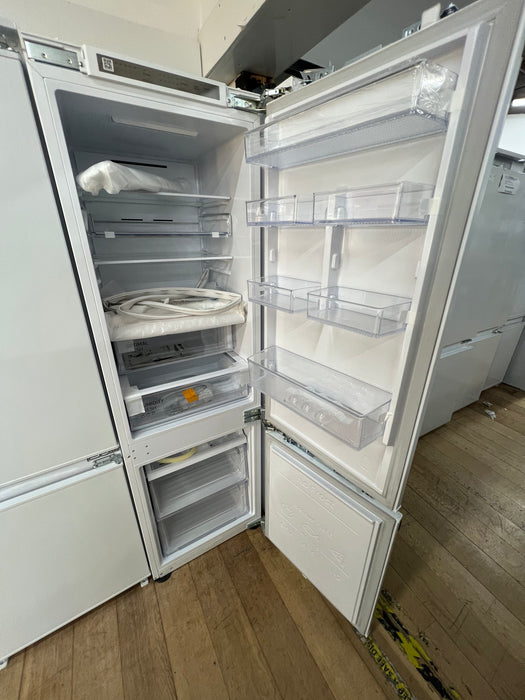 Grade A SAMSUNG SpaceMax BRB26615EWW/EU Integrated 70/30 Fridge Freezer - Fixed Hinge BB9149